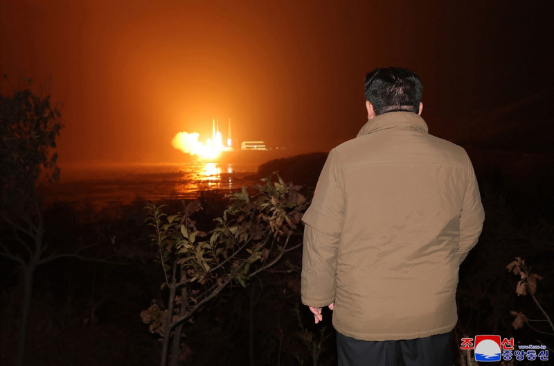kim jong un priveste lansarea satelitului de spionaj