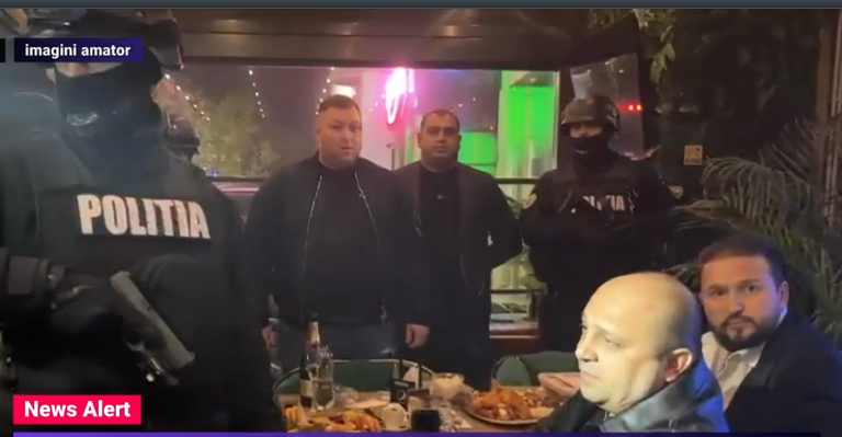 Capii clanului Caranilor au fost săltați din propriul club. Imagini cu interlopii surprinși și luați pe sus de mascați