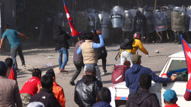 protestatari care se bat cu polițiști în nepal, kathmandu