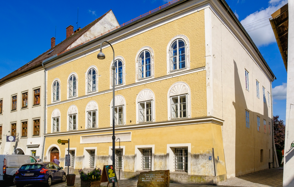 Oraşul natal al lui Hitler continuă să onoreze doi nazişti, atrage atenţia o asociaţie din Austria
