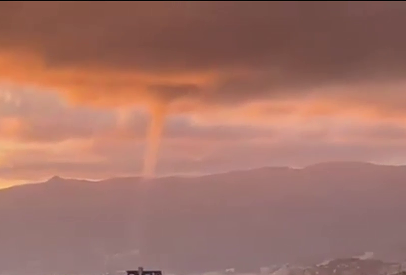 VIDEO. Fenomen spectaculos în Genova. O trombă marină s-a produs în timpul unui apus de soare
