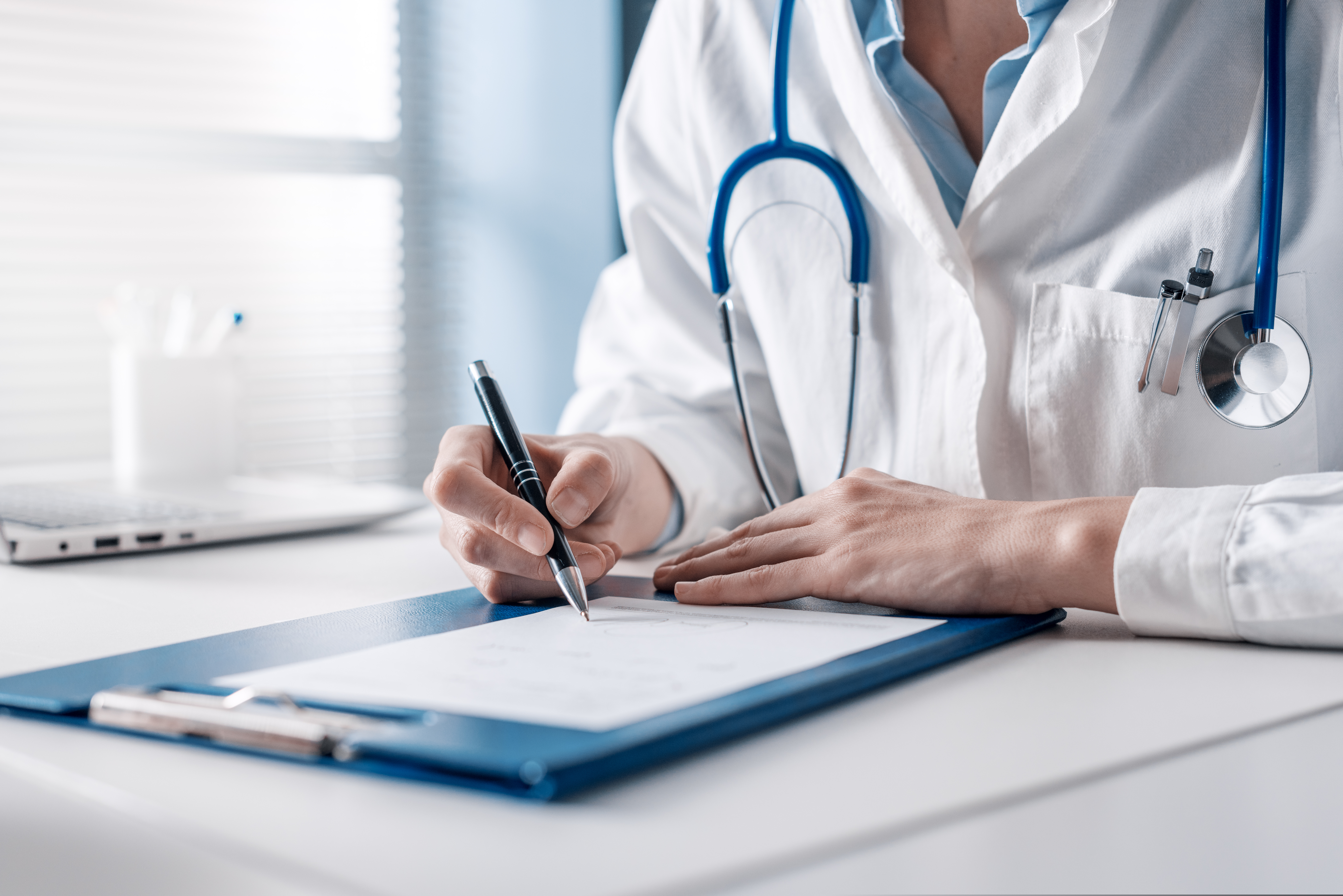 Românii care intră de anul acesta în concediu medical vor fi taxați suplimentar cu 10%