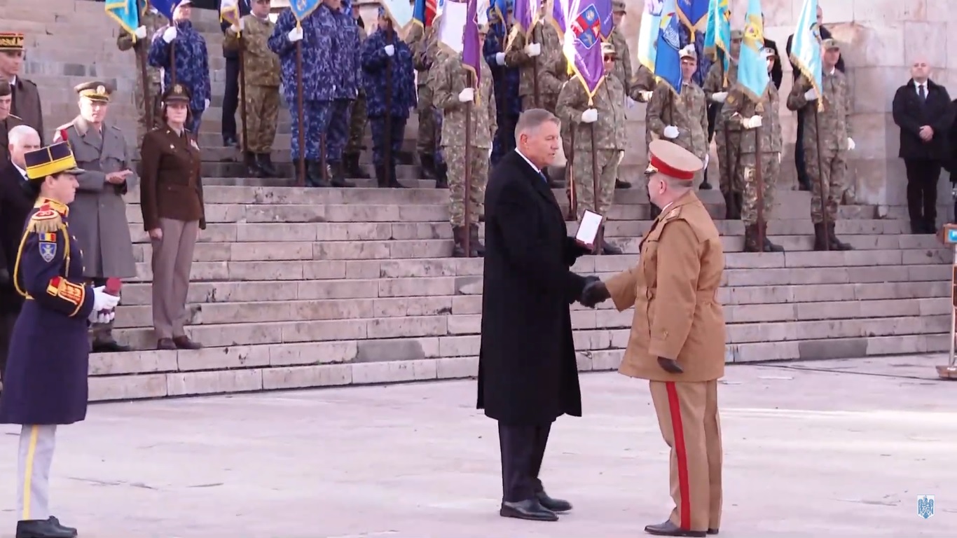 Iohannis, la ceremonia de învestirea a noului șef al Armatei: Preluați mandatul într-un context de securitate dificil