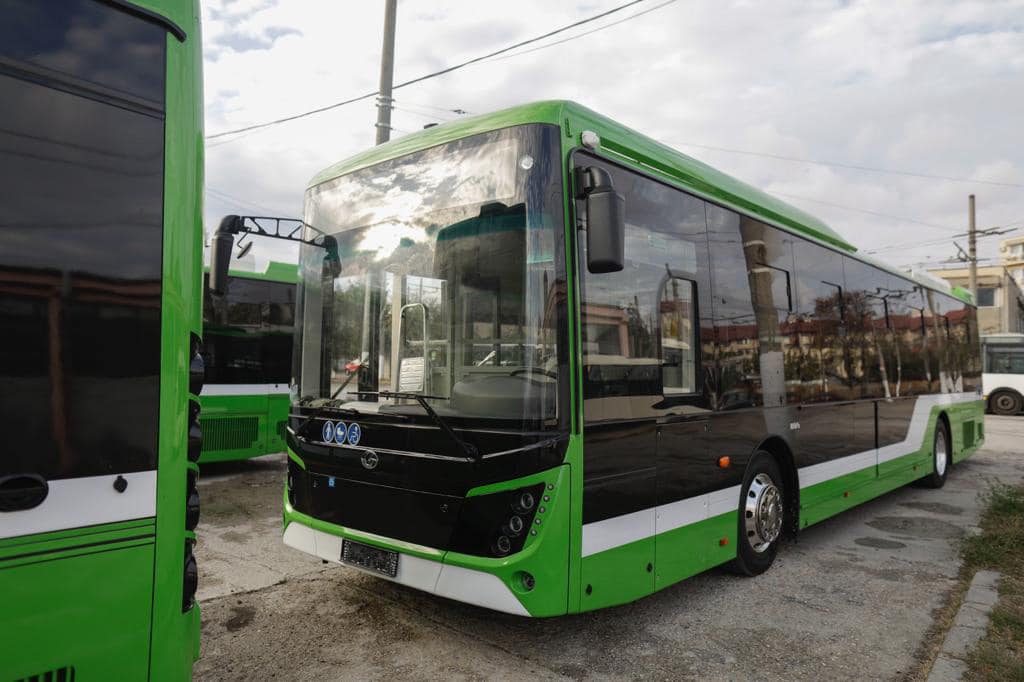 Cele 100 de autobuze electrice cumpărate de PMB au ajuns în depoul STB. Nicușor Dan: „Urmează să fie puse în circulație”