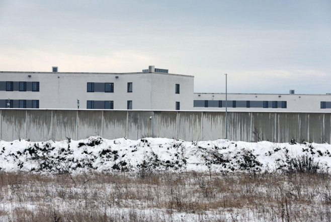 20 December 2022, Bavaria, Gablingen: A wall surrounds the Gablingen correctional facility. After about two and a half years in the high-security prison in Burg, the right-wing extremist and anti-Semitic assassin from Halle is now serving time at Gablinge