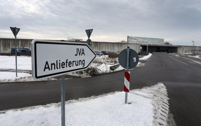 20 December 2022, Bavaria, Gablingen: "JVA Anlieferung" can be read on a sign in front of Gablingen Prison. After about two and a half years in the high-security prison in Burg, the right-wing extremist and anti-Semitic assassin from Halle is now serving