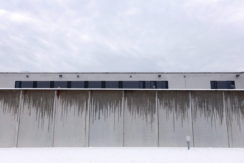 20 December 2022, Bavaria, Gablingen: A wall surrounds the Gablingen correctional facility. After about two and a half years in the high-security prison in Burg, the right-wing extremist and anti-Semitic assassin from Halle is now serving time at Gablinge