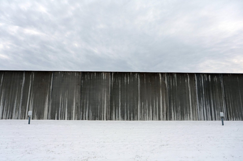 20 December 2022, Bavaria, Gablingen: A wall surrounds the Gablingen correctional facility. After about two and a half years in the high-security prison in Burg, the right-wing extremist and anti-Semitic assassin from Halle is now serving time at Gablinge