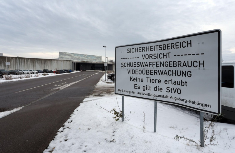 20 December 2022, Bavaria, Gablingen: In front of the Gablingen correctional facility, people point out the security area. After about two and a half years in the high-security prison in Burg, the right-wing extremist and anti-Semitic assassin from Halle