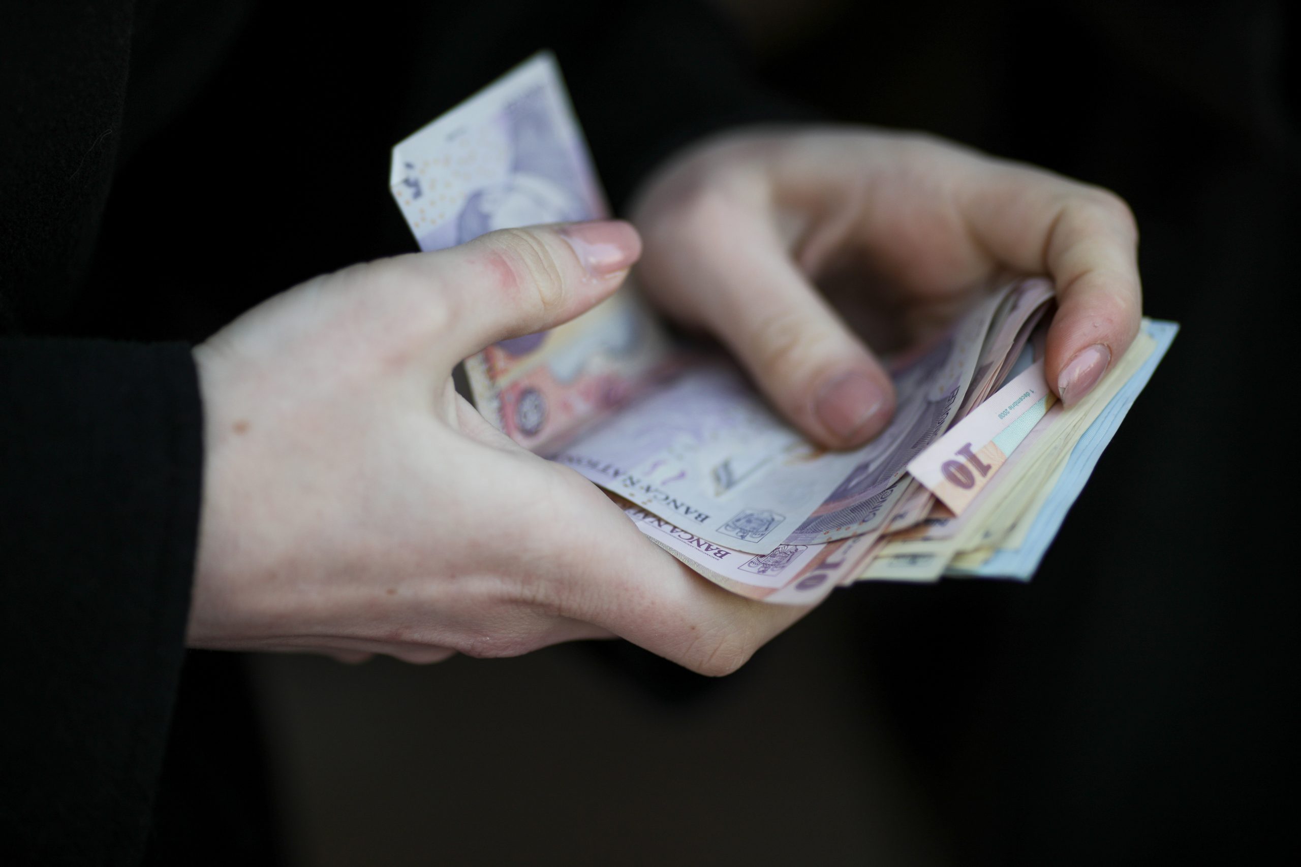 Lovitură pentru românii cu salariul minim. Venitul lor ar putea să scadă din ianuarie