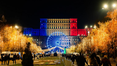 Luminițele de sărbători s-au aprins în București, iar Târgul de Crăciun și-a deschis porțile în Piața Constituției
