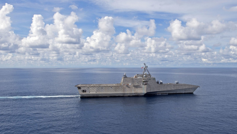 USS Gabrielle Giffords navighează în Marea Chinei de Sud
