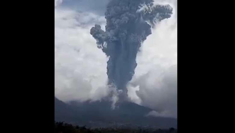 vulcanul merapi erupe