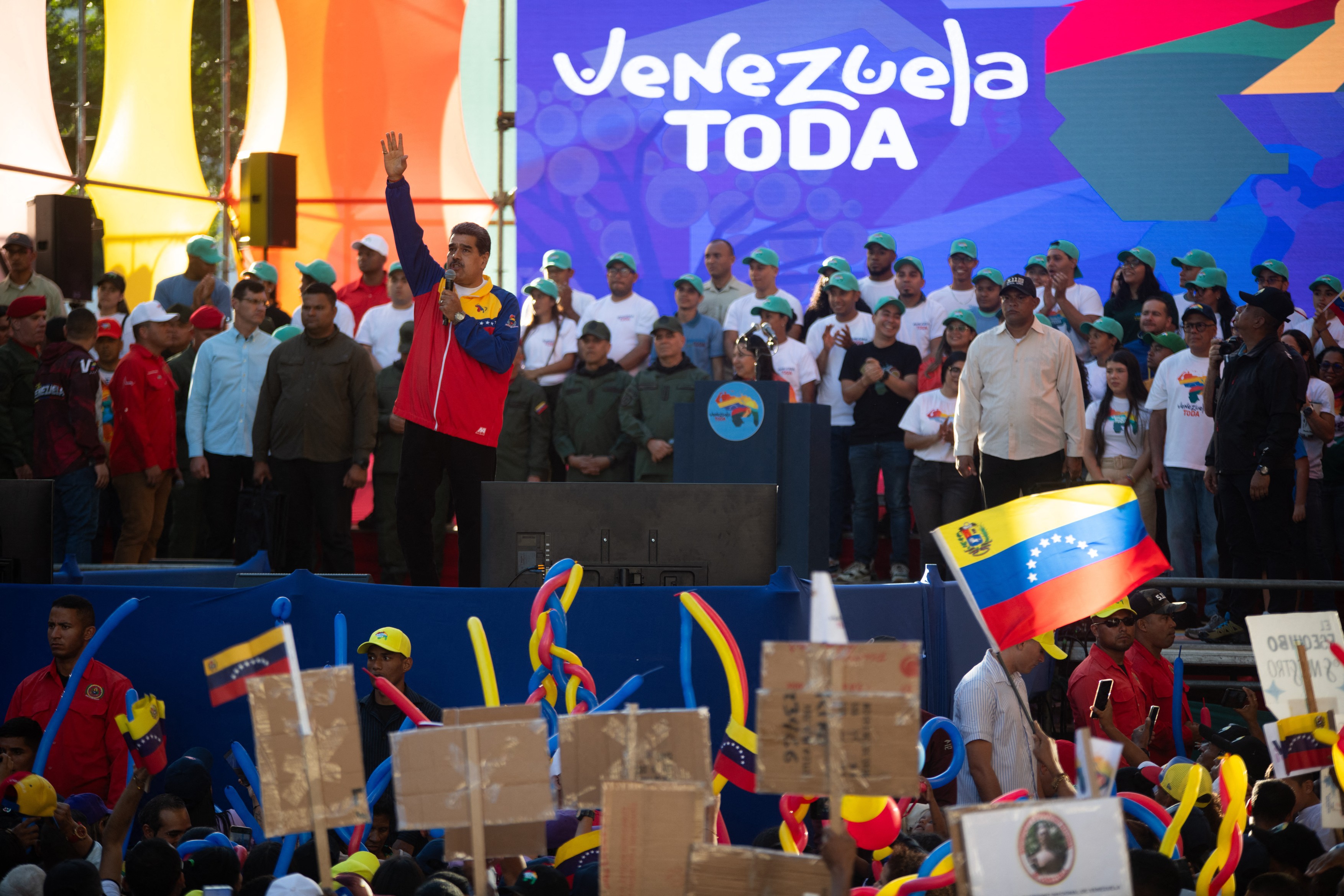 Venezuela vrea să anexeze o regiune cât Grecia de la țara vecină. Maduro i-a chemat pe oameni să voteze la referendum