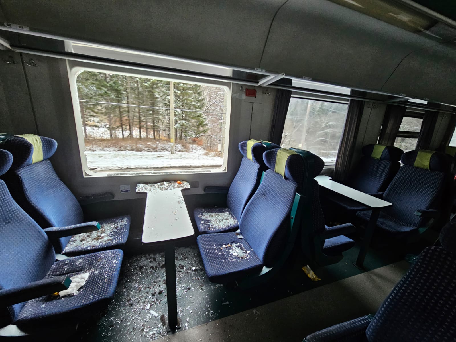 Trei femei au fost rănite într-un tren, după ce pantograful locomotivei s-a rupt și a spart un geam: „Au zgârieturi și cioburi în ochi”