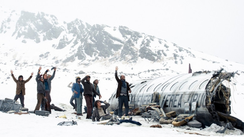 scenă din filmul Societatea zăpezii despre supraviețuitorii accidentului aviatic din Munții Anzi din 1972