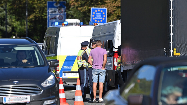 Polizisten kontrollieren Fahrzeuge-hier einen Kleins LKW,Transporter aus Polen. Markus SOEDER (Ministerpraesident Bayern