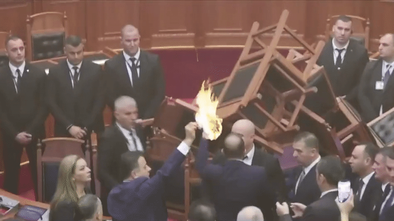 VIDEO. Fumigene și flăcări în parlamentul albanez. Opoziția din țară blochează dezbaterile iar criza politică continuă