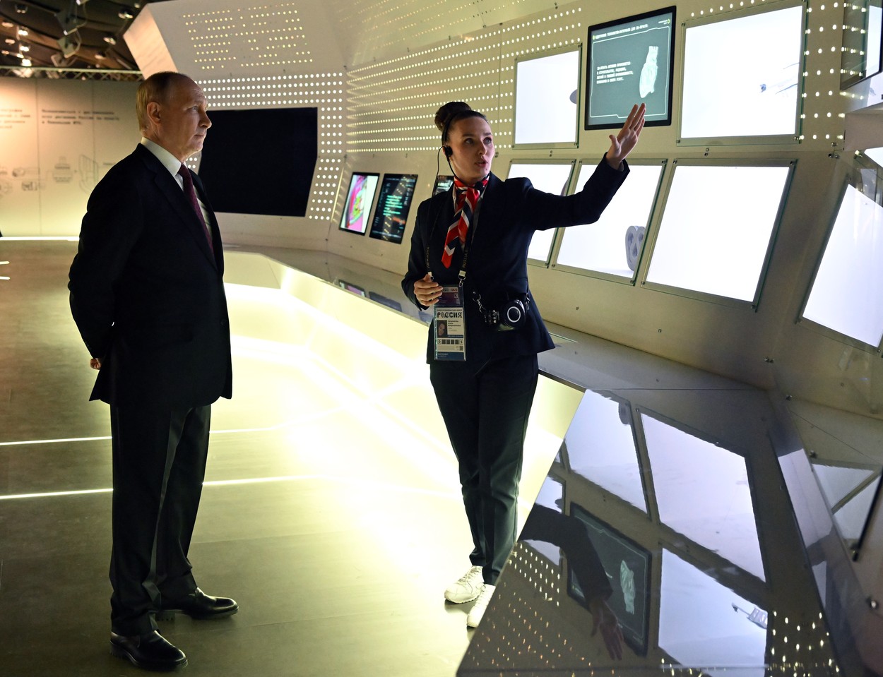 Putin a organizat o scenetă de propagandă la o expoziție din Moscova. Dictatorul rus „s-a ferit” să apese o imitație de buton nuclear