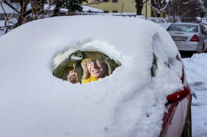 Autofahrer befreit mit Feuerzeug Windschutzscheibe von Schnee, München, Dezember 2023 Deutschland, München, Dezember, Au