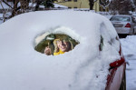 Autofahrer befreit mit Feuerzeug Windschutzscheibe von Schnee, München, Dezember 2023 Deutschland, München, Dezember, Au
