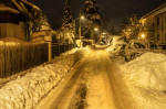 Eisglatte verschneite Nebenstraße in München-Waldperlach abends, 4. Dezember 2023 Deutschland, München, 4. Dezember 2023