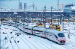 ICE bei Abfahrt vom Münchner Hauptbahnhof, Schneechaos, 4. Dezember 2023 Deutschland, München, 4. Dezember 2023, Münchne