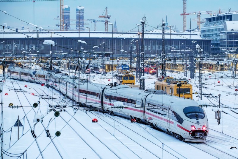 ICE bei Abfahrt vom Münchner Hauptbahnhof, Schneechaos, 4. Dezember 2023 Deutschland, München, 4. Dezember 2023, Münchne