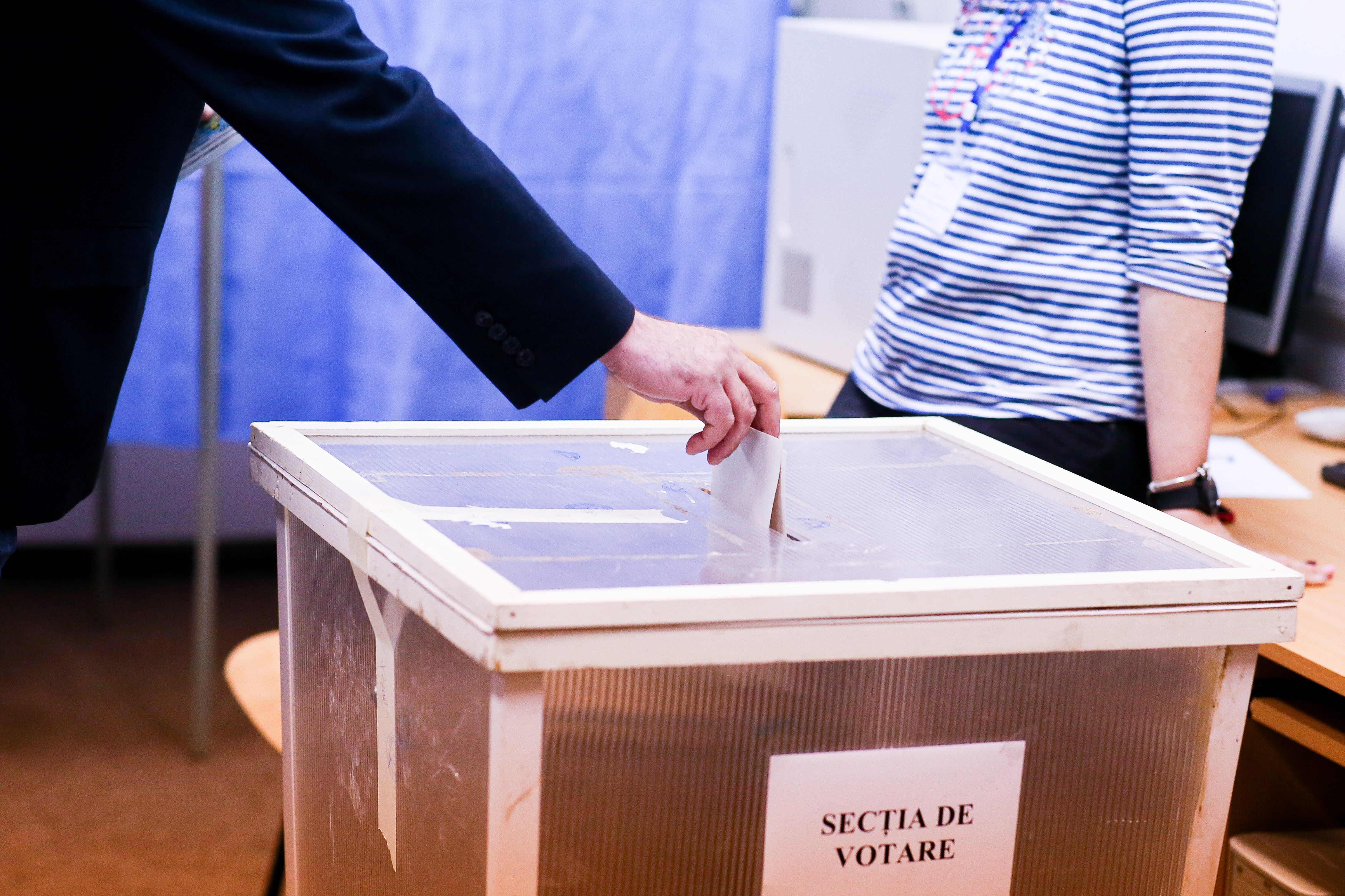 Peste jumătate dintre români spun că vor vota cu acelaşi partid la toate alegerile din acest an (sondaj INSCOP)