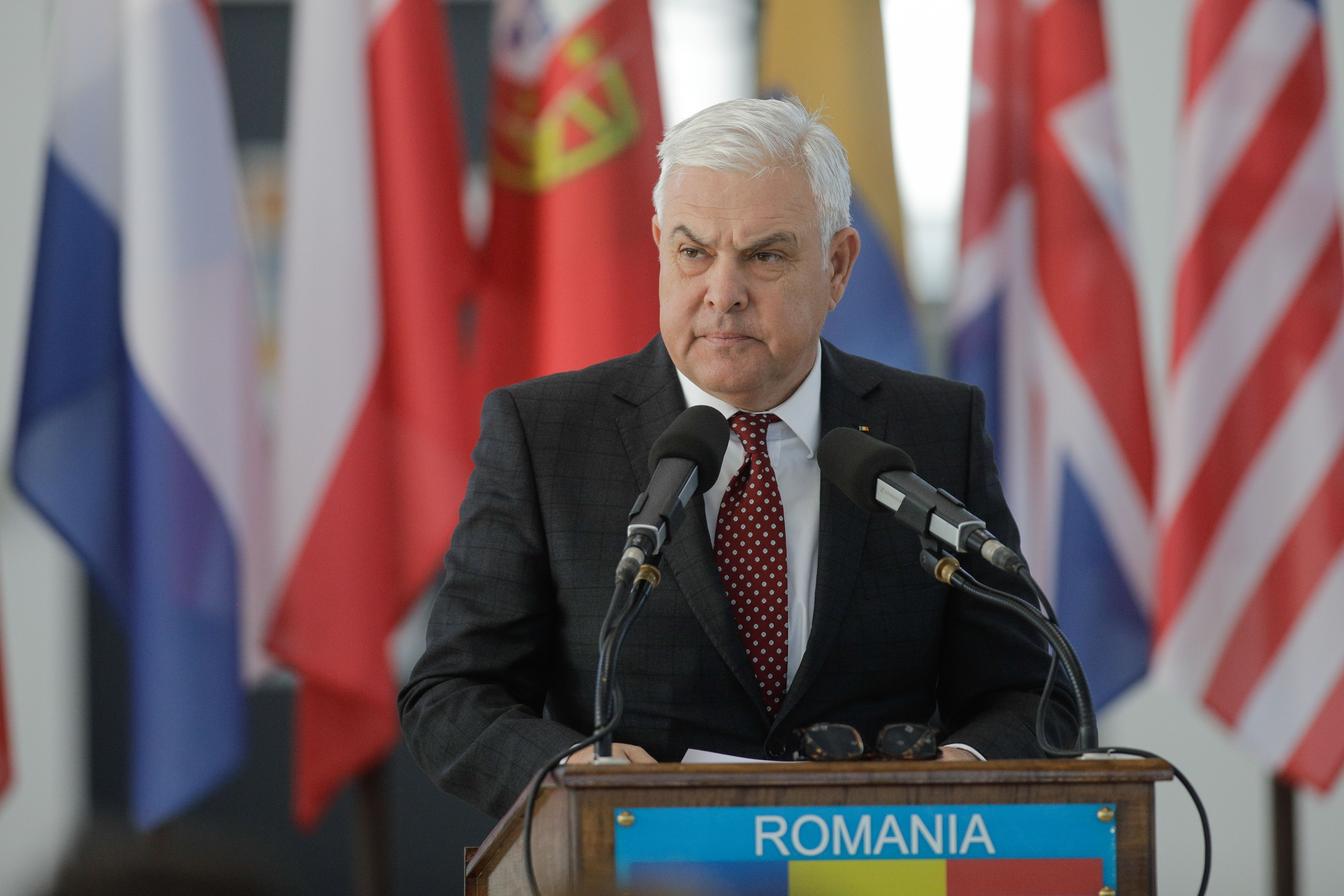 Ministrul Tîlvăr anunță din SUA ca exista posibilitatea antrenării de militari ucraineni în România