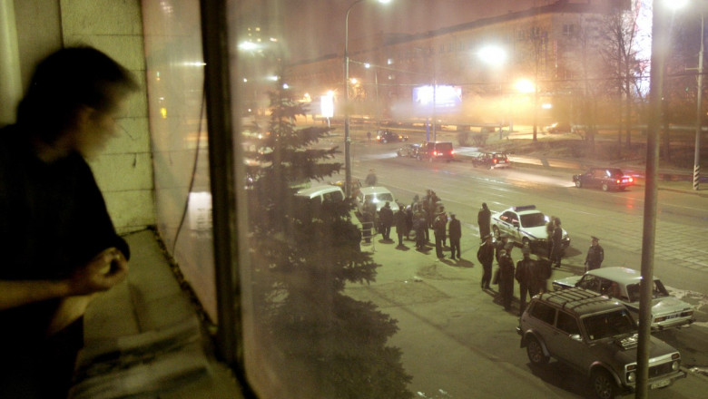 imagine cu poliști rusi, noaptea, ăn fața unui club de noapte