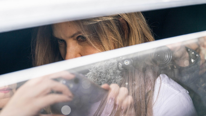 Eva Kaili în mașină la ieșirea din arest