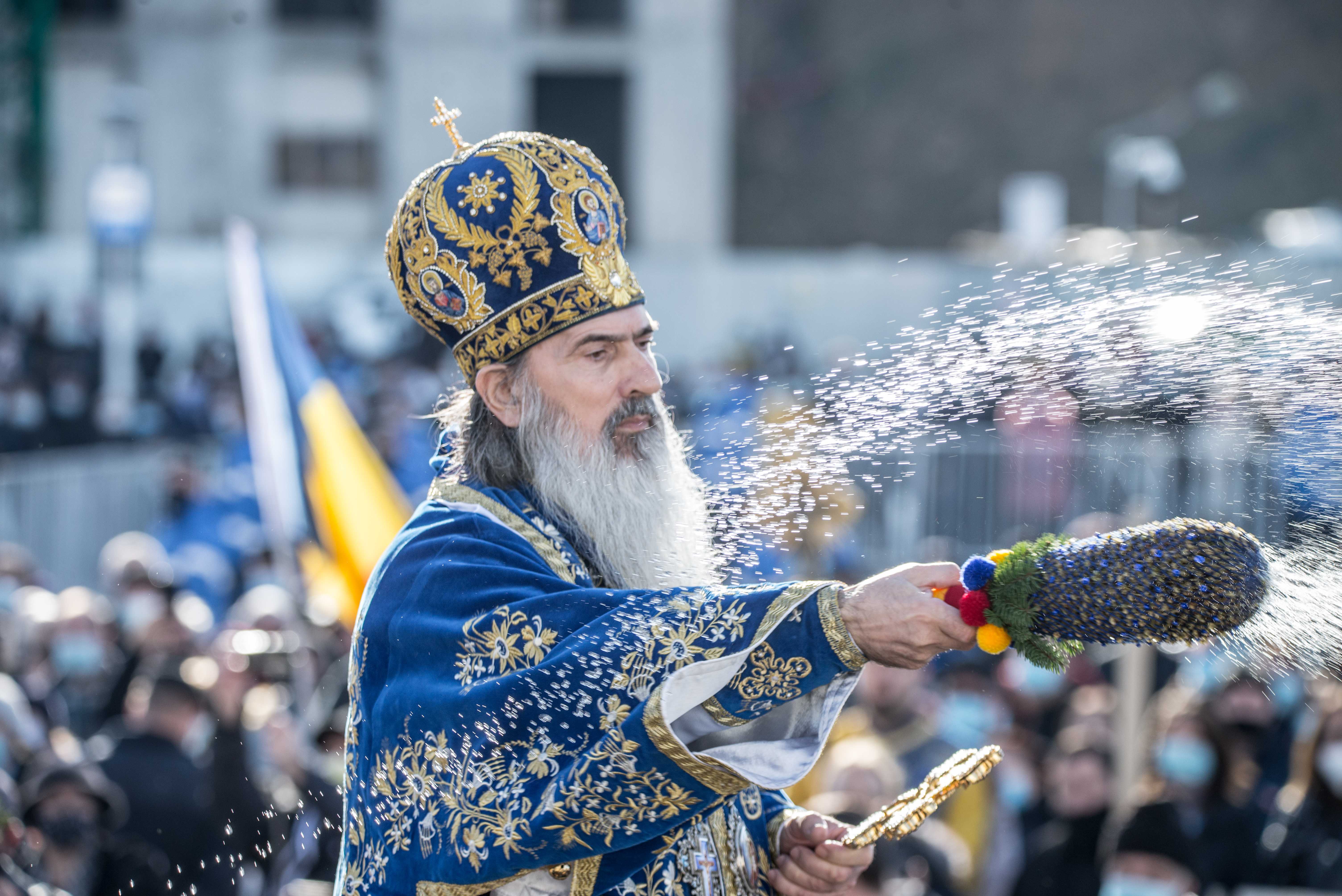ÎPS Teodosie a primit „dojană sinodală scrisă” pentru „răzvrătire și indisciplină”. Sfântul Sinod l-a sancționat și pe Bănescu