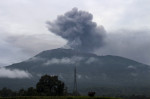 Cel mai activ vulcan din insula Sumatra a intrat în erupţie duminică (2)