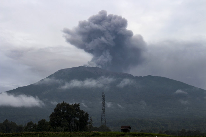 Cel mai activ vulcan din insula Sumatra a intrat în erupţie duminică (2)