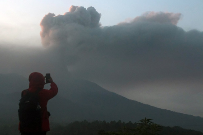 Cel mai activ vulcan din insula Sumatra a intrat în erupţie duminică (4)
