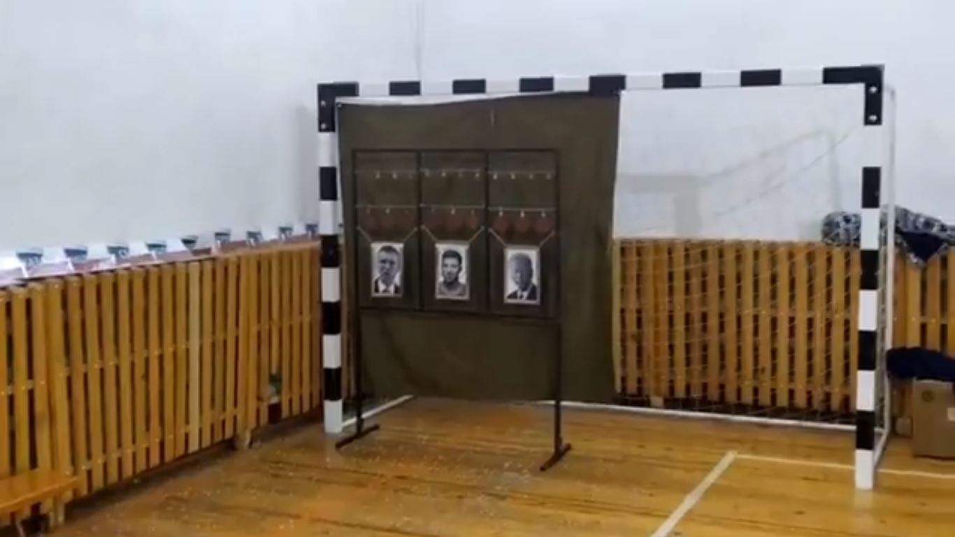 „Festivalul războinicului pașnic”. Copiii din Rusia au fost puși să tragă în ținte cu pozele lui Zelenski, Biden și Stoltenberg