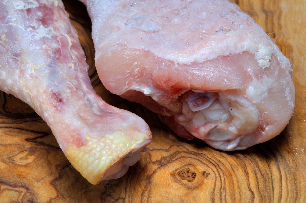 Un sortiment de pui congelat a fost retras de pe rafturi pentru că era contaminat cu Salmonella. Avertismentul ANSVSA