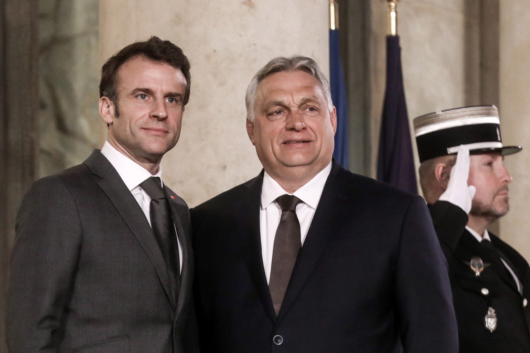 Emmanuel Macron se va întâlni cu Viktor Orban, care a amenințat că blochează negocierile de aderare a Ucrainei la UE