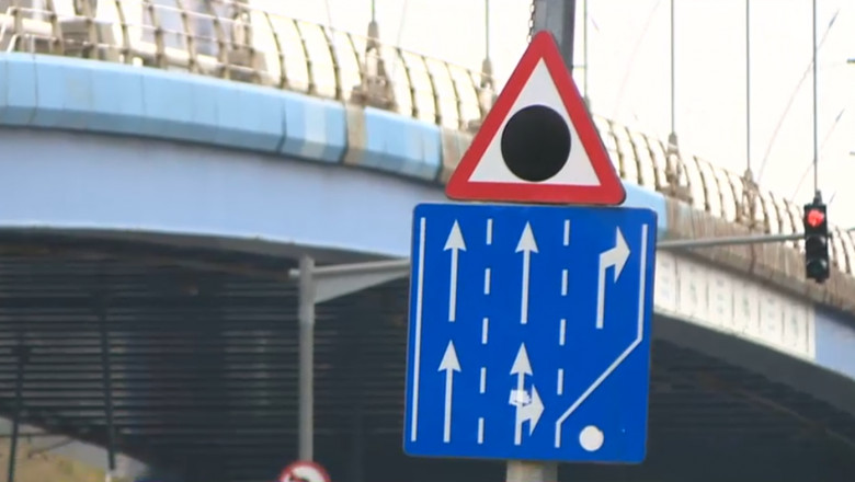 Indicatorul rutier de avertizare „Zonă cu risc ridicat de accidente” deasupra unui indicator de orientare „Selectarea circulației pe direcții de mers în apropierea intersecției”