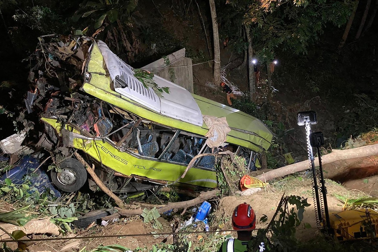 17 oameni au murit după ce autocarul în care erau s-a prăbușit de pe o șosea de munte, în Filipine