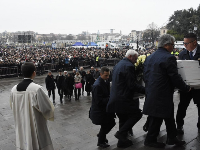 Immagini impressionanti in Italia.  Migliaia di persone hanno partecipato al funerale di Giulia, la studentessa uccisa dal fidanzato.  Il servizio è stato trasmesso in diretta