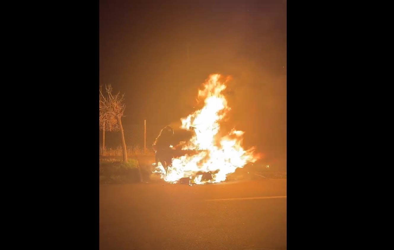 Bărbatul care a incendiat maşina directorului de la Pieţe SA Timişoara e audiat. El ar fi vrut să se răzbune