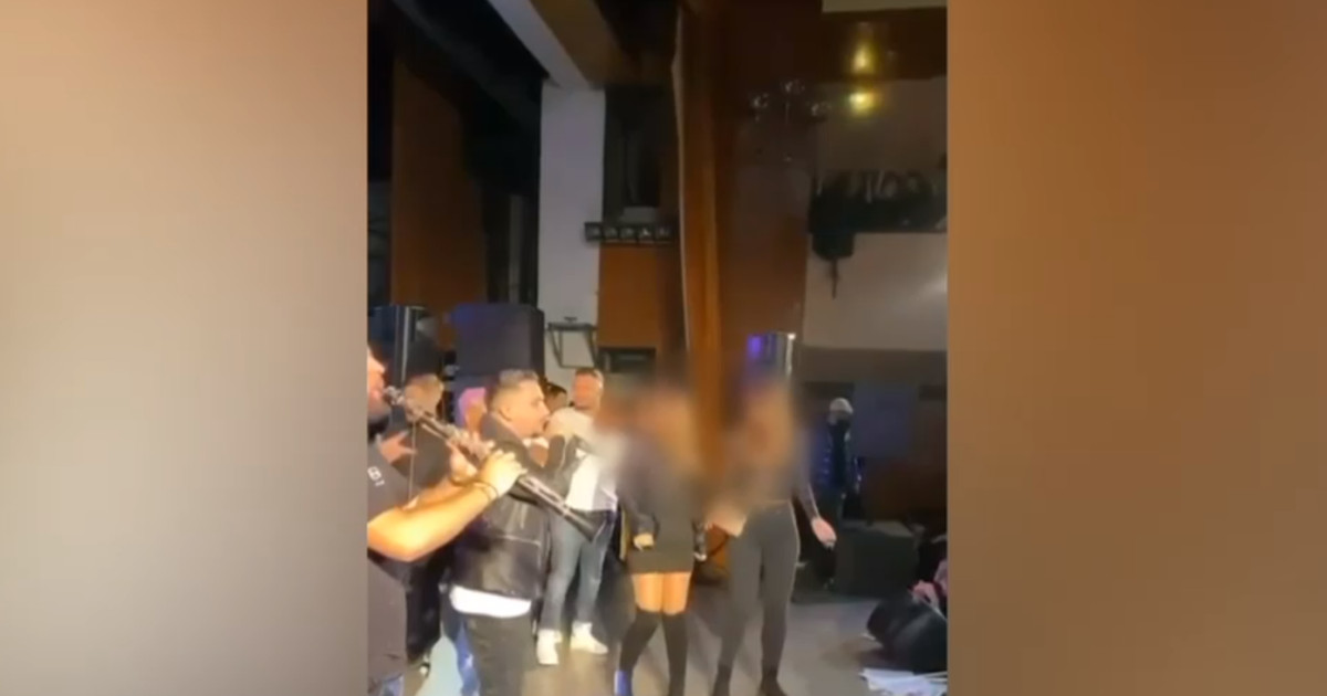Revoltă la Craiova, unde s-au cântat manele cu tentă sexuală la un bal al bobocilor. Cum se apără conducerea liceului
