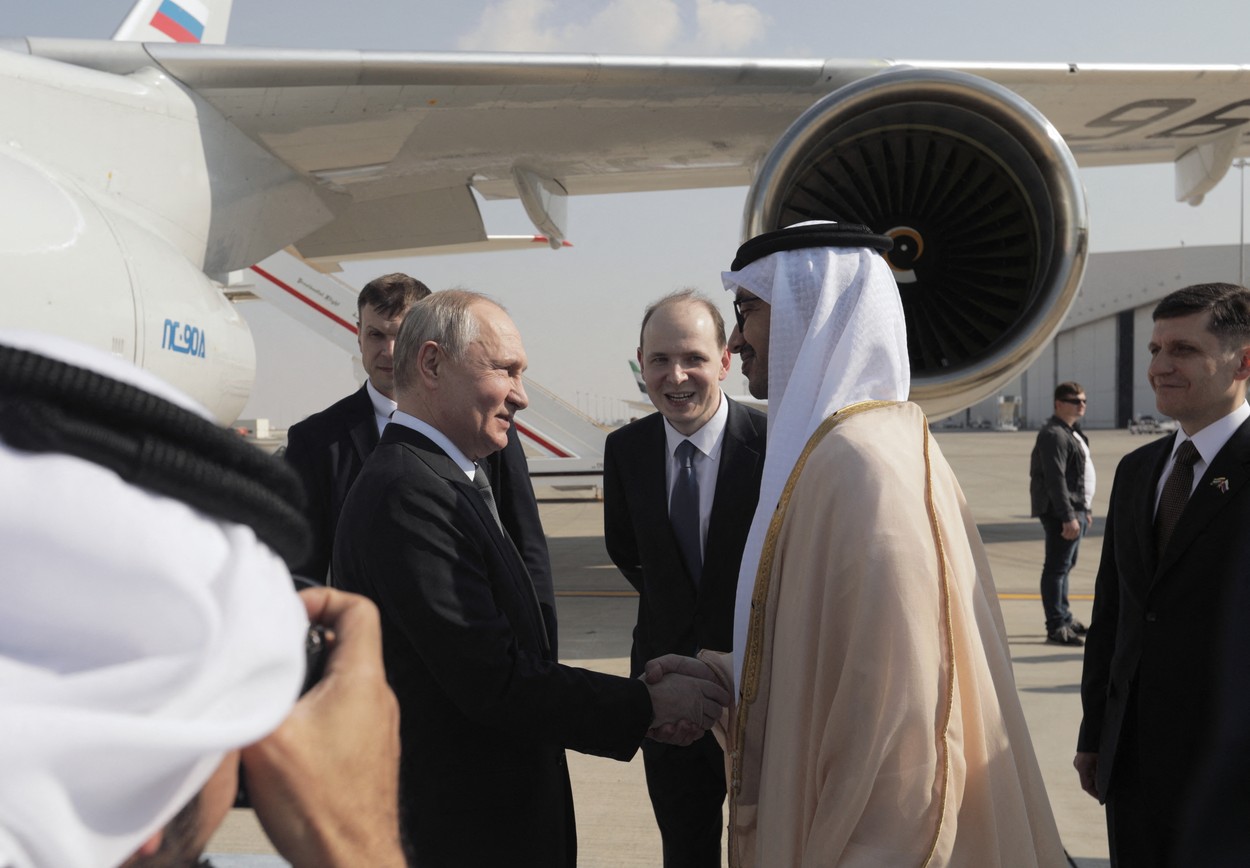 Putin s-a dus în Orientul Mjlociu ca să discute despre petrol și le-a dus cadouri șeicilor. Prima oprire a fost în Abu Dhabi