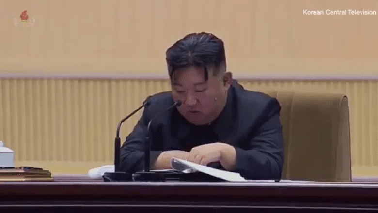 Kim Jong Un, filmat plângând pentru că în țara lui sunt prea puțini copii. El le-a cerut femeilor să nască "de dragul partidului"