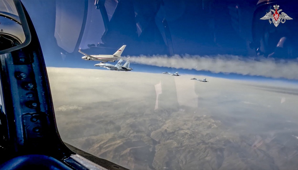 Vladimir Putin a fost escortat de patru avioane de vânătoare Su-35S în timpul zborului spre Abu Dhabi