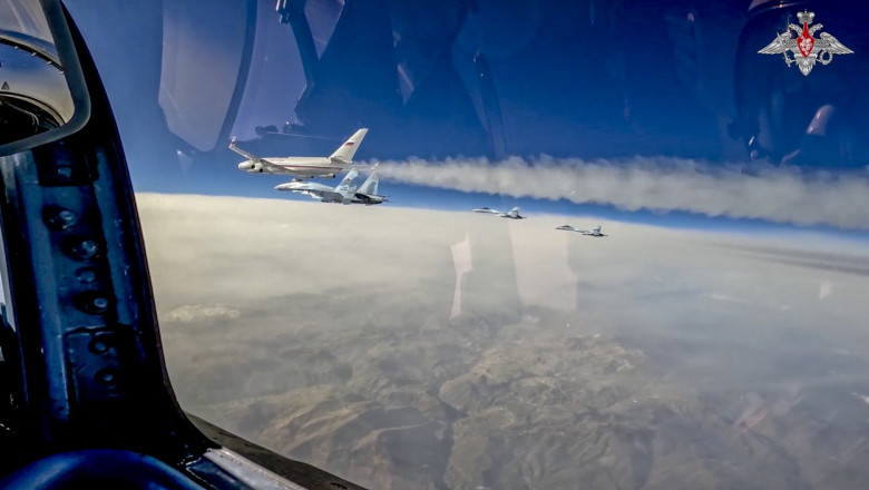 Avionul preşedintelui rus Vladimir Putin a fost escortat de patru avioane de vânătoare ruseşti Suhoi-35S în timpul zborului spre Emiratele Arabe Unite