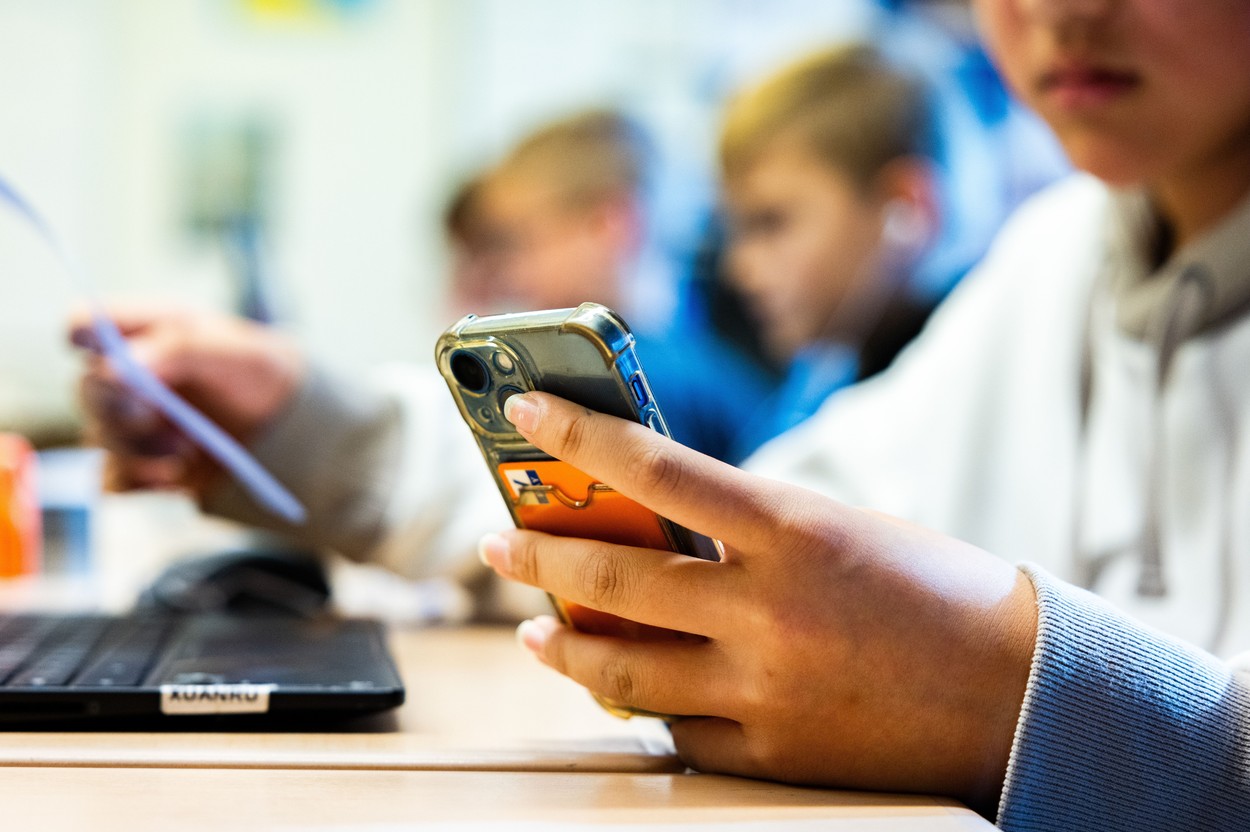 Spania vrea să interzică telefoanele mobile în școli și licee