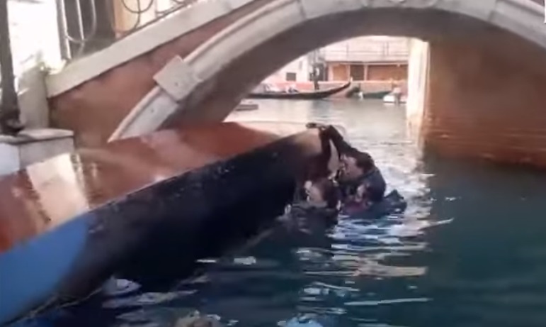 VIDEO O gondolă s-a răsturnat pe un canal din Veneția din cauza turiștilor care stăteau în picioare și își făceau selfie